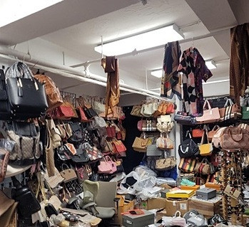 Mỹ tịch thu lô túi xách, quần áo nhái hàng hiệu trị giá 1 tỷ USD