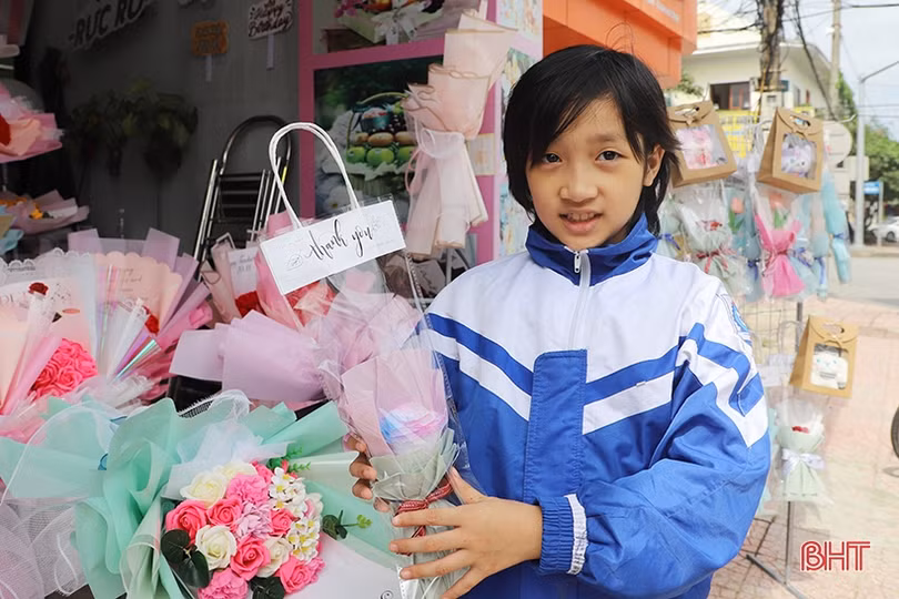 Nhiều mẫu hoa độc, lạ “phủ sóng” thị trường quà tặng 20/11