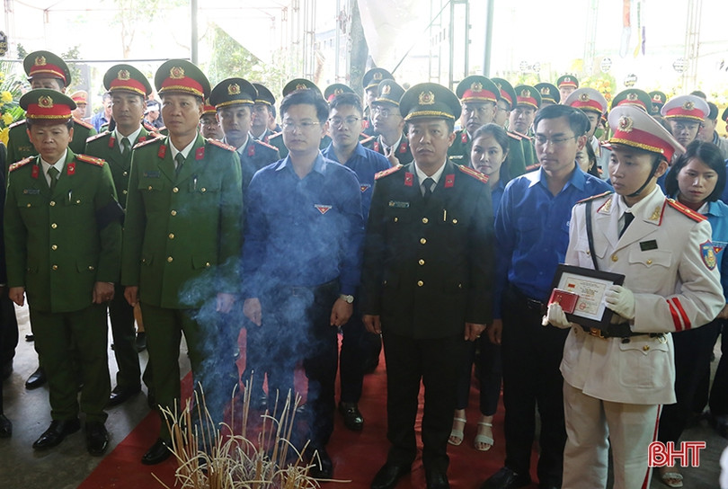 Trung ương Đoàn truy tặng huy hiệu “Tuổi trẻ dũng cảm” cho Đại úy Trần Trung Hiếu