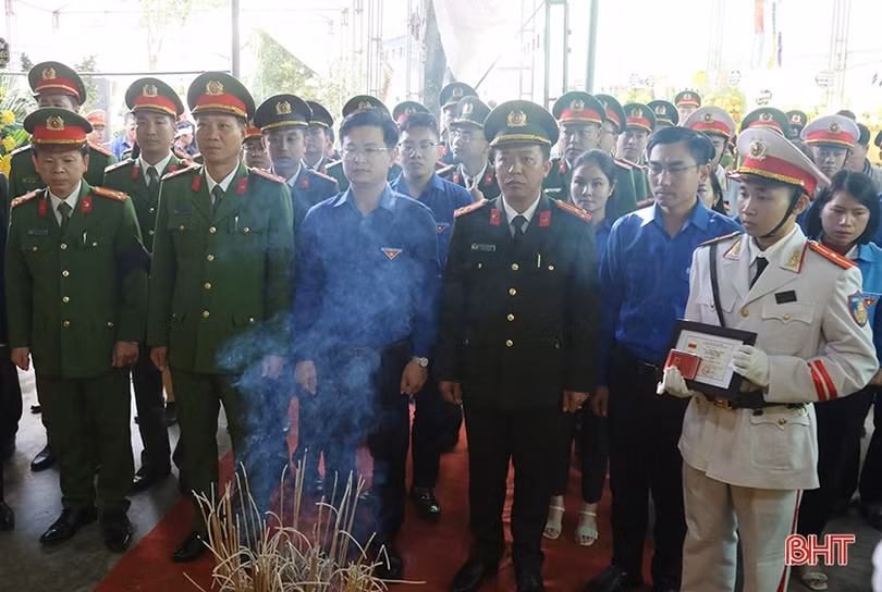 Trung ương Đoàn truy tặng huy hiệu “Tuổi trẻ dũng cảm” cho Đại úy Trần Trung Hiếu