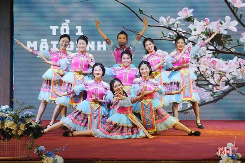 Đặc sắc các tiết mục văn nghệ “Tự hào nghề giáo” của Trường Albert Einstein