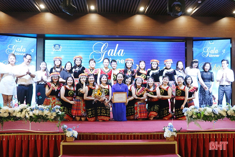 Đặc sắc các tiết mục văn nghệ “Tự hào nghề giáo” của Trường Albert Einstein