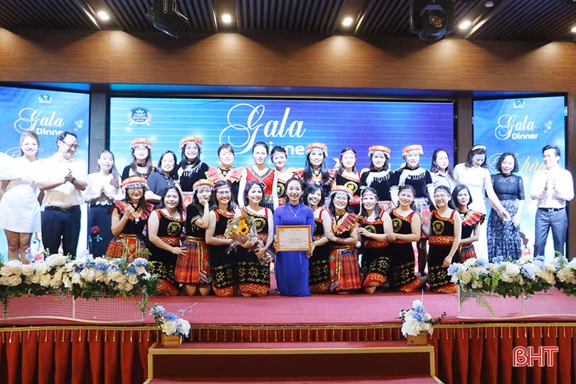 Đặc sắc các tiết mục văn nghệ “Tự hào nghề giáo” của Trường Albert Einstein