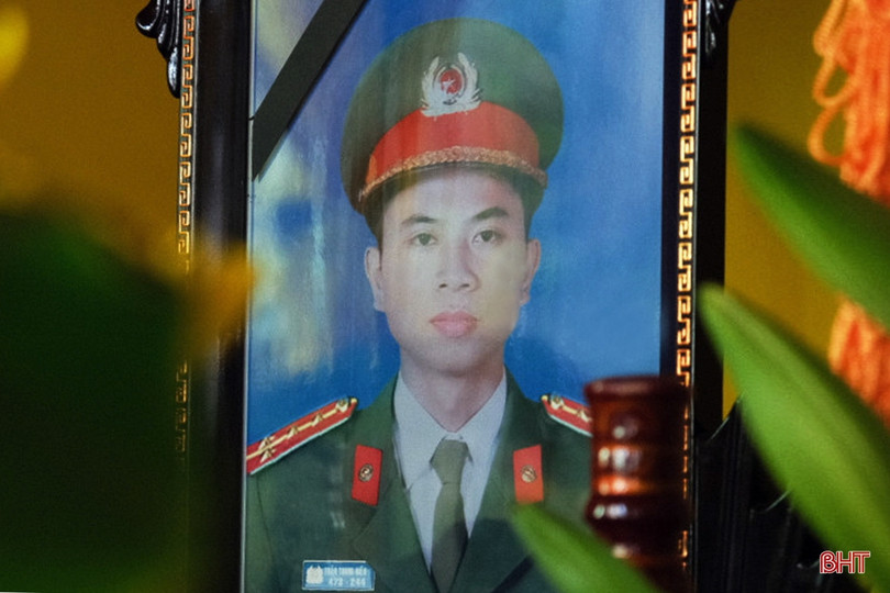Bộ trưởng Bộ Công an thăng cấp bậc hàm Đại úy cho đồng chí Trần Trung Hiếu