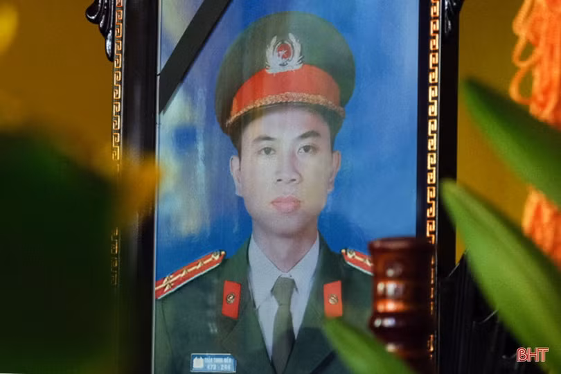 Bộ trưởng Bộ Công an thăng cấp bậc hàm Đại úy cho đồng chí Trần Trung Hiếu