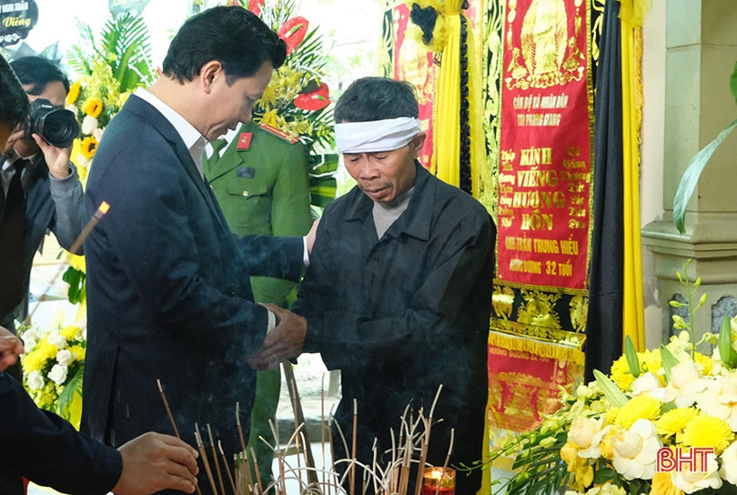 Trung ương Đoàn truy tặng huy hiệu “Tuổi trẻ dũng cảm” cho Đại úy Trần Trung Hiếu