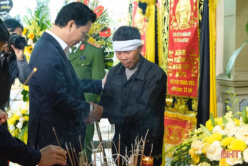 Trung ương Đoàn truy tặng huy hiệu “Tuổi trẻ dũng cảm” cho Đại úy Trần Trung Hiếu