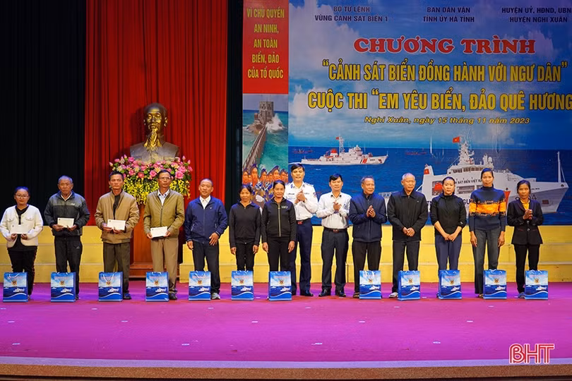 Ấm áp chương trình “Cảnh sát biển đồng hành với ngư dân”