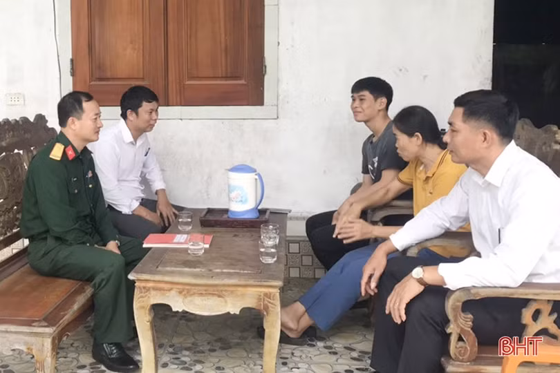 Viết đơn tình nguyện nhập ngũ, tiếp bước cha anh lên đường bảo vệ Tổ quốc