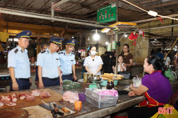 Kiểm tra chất phụ gia cấm trên bún, giò, bánh tại chợ Hôm