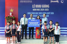 Niềm vui bất ngờ ngày khai giảng dành tặng học sinh khó khăn tỉnh Bến Tre