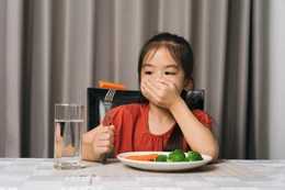 Sai lầm phổ biến cha mẹ nên tránh khi trẻ biếng ăn