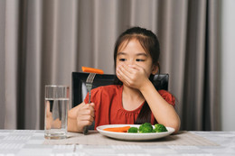 Sai lầm phổ biến cha mẹ nên tránh khi trẻ biếng ăn