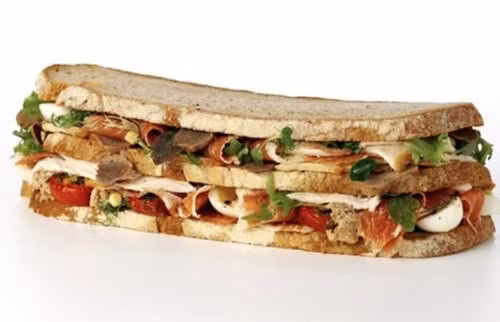 Nhà hàng: Von Essen, Berkshire, Anh Nguyên liệu: Thịt nguội Iberia, Poulet de Bresse, nấm trắng, trứng chim cút, cà chua khô Italy, bánh mỳ lên men 24 giờ. Bánh sandwich này được cho là xuất phát từ sòng bạc của các quý ông, Saratoga Club-House, từ năm 1894.