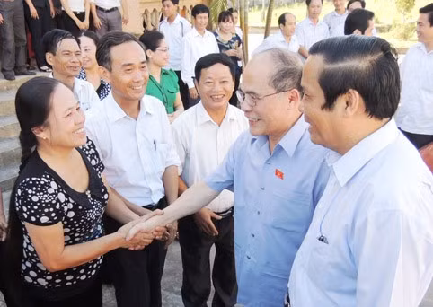 Chủ tịch Quốc hội Nguyễn Sinh Hùng trò chuyện với cử tri huyện Thạch Hà Chủ tịch Quốc hội Nguyễn Sinh Hùng trò chuyện với cử tri huyện Thạch Hà