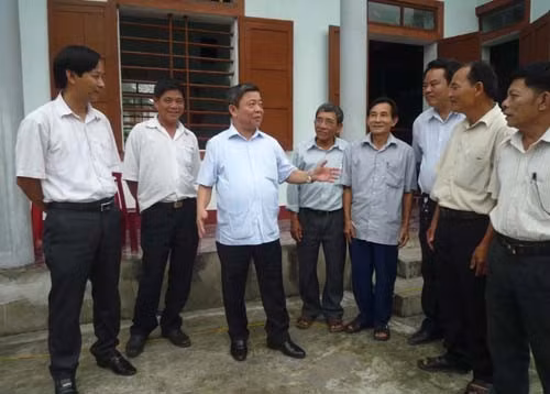 Chủ tịch UBND tỉnh, Trưởng đoàn ĐBQH tỉnh Võ Kim Cự trò chuyện thân mật với các cử tri xã Cẩm Hòa (Cẩm Xuyên) Chủ tịch UBND tỉnh, Trưởng đoàn ĐBQH tỉnh Võ Kim Cự trò chuyện thân mật với các cử tri xã Cẩm Hòa (Cẩm Xuyên)
