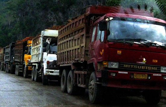 Xe chở quặng sắt qua biên giới. (Ảnh: Báo SGTT)