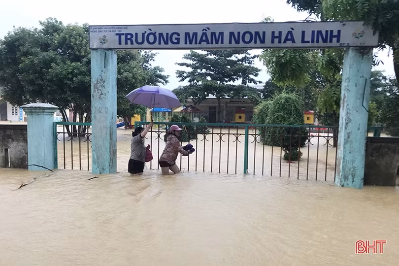 Nước vây tứ phía, người dân Hương Khê tất tưởi ôm đồ chạy lũ
