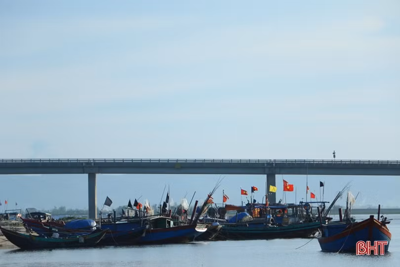 Sau mưa bão, ngư dân Hà Tĩnh lại tất bật chuẩn bị ra khơi