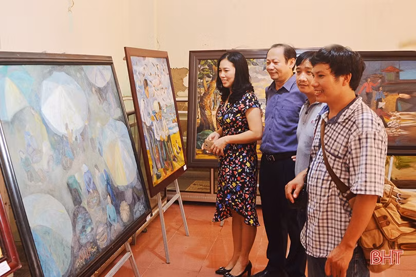 Hà Tĩnh triển lãm 74 tác phẩm tranh, ảnh về “Biển đảo quê hương”