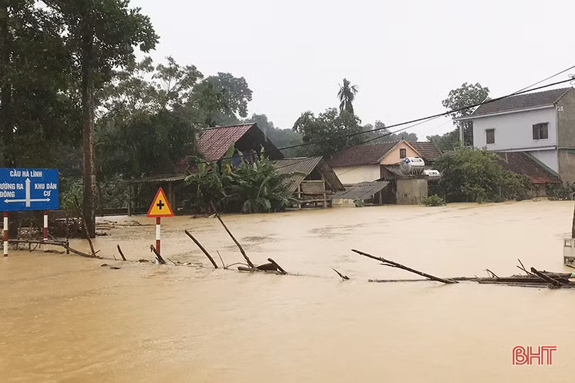 Nước vây tứ phía, người dân Hương Khê tất tưởi ôm đồ chạy lũ