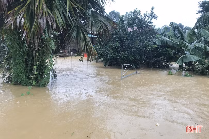 Nước vây tứ phía, người dân Hương Khê tất tưởi ôm đồ chạy lũ