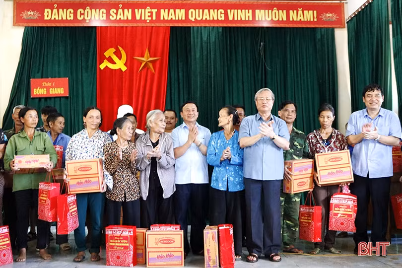 Đồng chí Trần Quốc Vượng kiểm tra công tác khắc phục hậu quả mưa lũ tại Hà Tĩnh