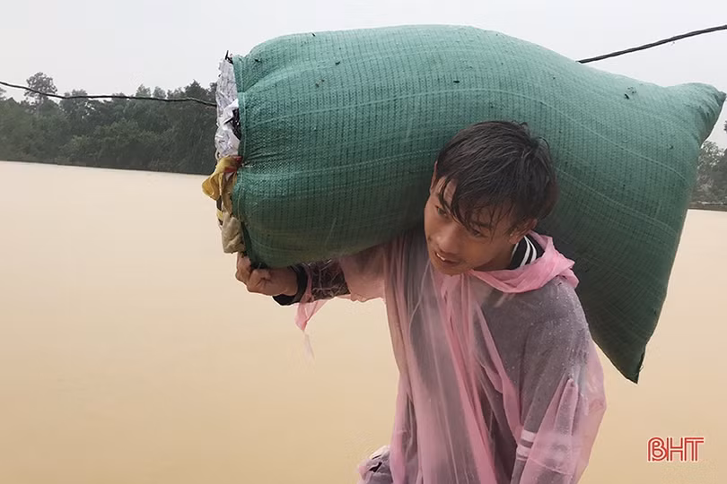 Nước vây tứ phía, người dân Hương Khê tất tưởi ôm đồ chạy lũ