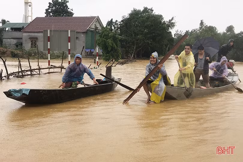 Nước vây tứ phía, người dân Hương Khê tất tưởi ôm đồ chạy lũ