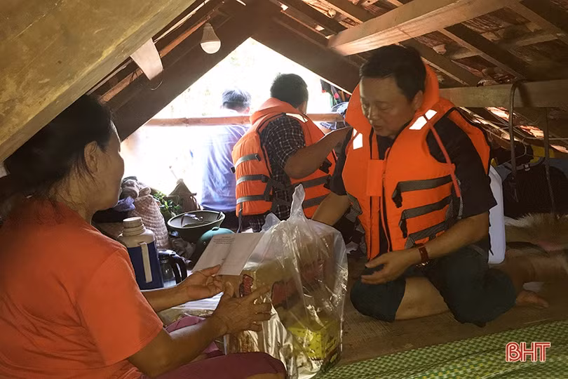 Bộ trưởng Trần Hồng Hà: Tuyệt đối không để nhân dân vùng lũ thiếu lương thực, nước uống