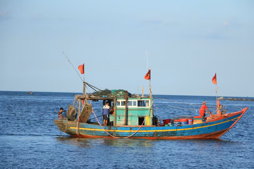 Sau mưa bão, ngư dân Hà Tĩnh lại tất bật chuẩn bị ra khơi