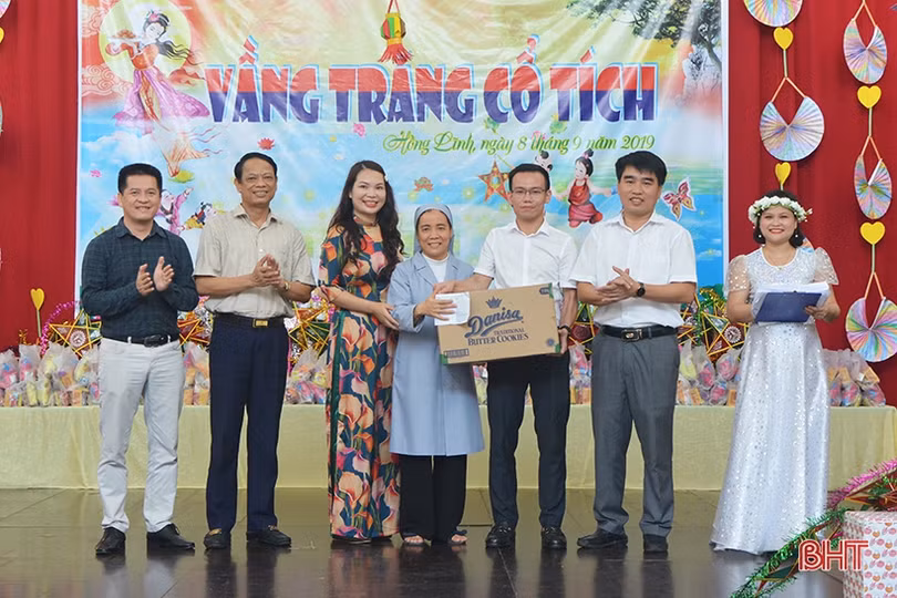 Cùng trẻ em khuyết tật Hà Tĩnh đón “Vầng trăng cổ tích”