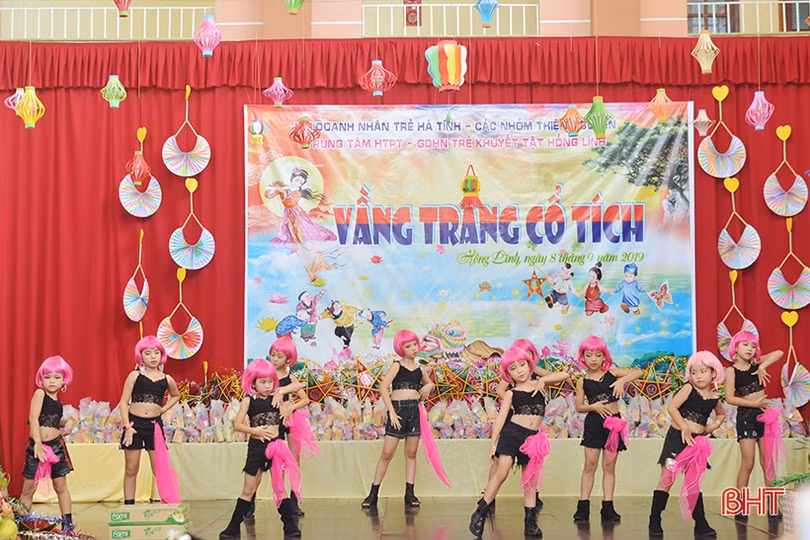 Cùng trẻ em khuyết tật Hà Tĩnh đón “Vầng trăng cổ tích”
