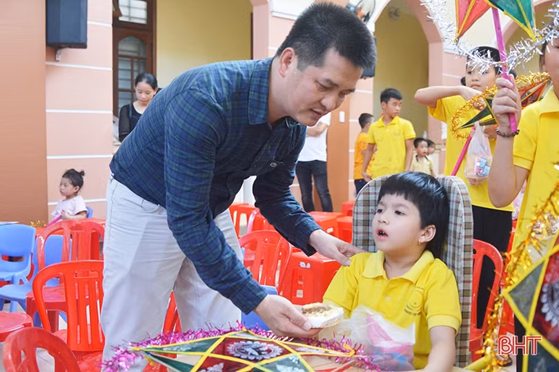 Cùng trẻ em khuyết tật Hà Tĩnh đón “Vầng trăng cổ tích”