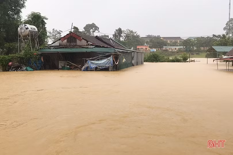 Nước vây tứ phía, người dân Hương Khê tất tưởi ôm đồ chạy lũ