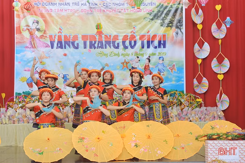 Cùng trẻ em khuyết tật Hà Tĩnh đón “Vầng trăng cổ tích”