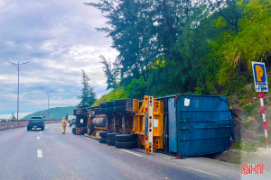 Xe container lật ngang giữa đường, 2 người bị thương