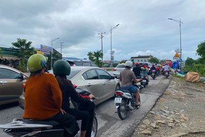 Nhà thầu thi công "đủng đỉnh" gây ách tắc kéo dài trên quốc lộ 1 