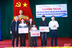 Trao học bổng, quà tết cho học sinh khó khăn các xã Kỳ Lạc, Kỳ Thượng
