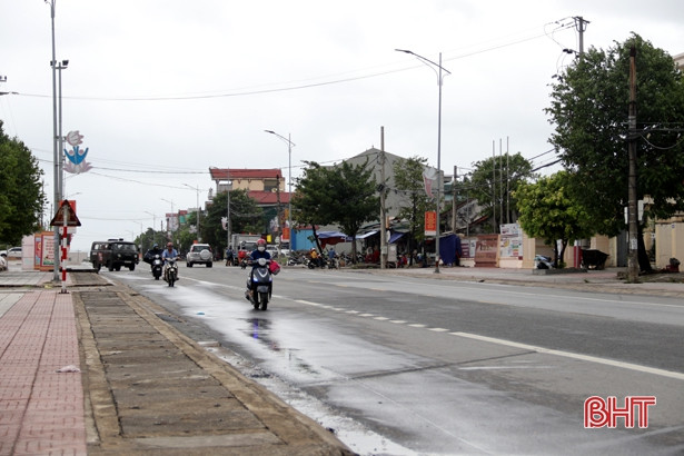 Ảnh hưởng bão số 5, nhiều nhà dân ở Nghi Xuân bị tốc mái, kè biển Lộc Hà sạt lở