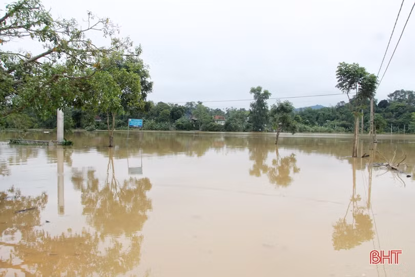 Nước lũ tiếp tục chia cắt nhiều địa phương ở huyện miền núi Hà Tĩnh