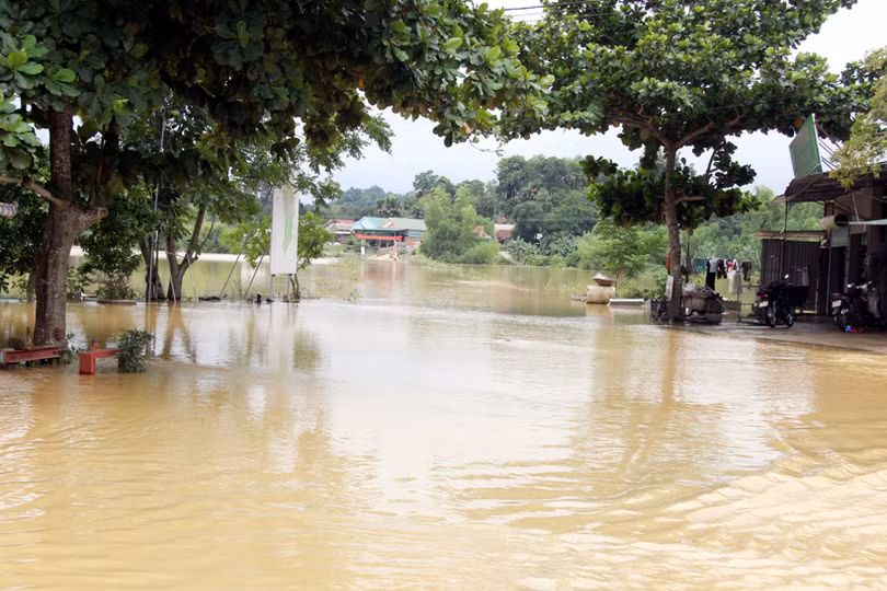 Nước lũ tiếp tục chia cắt nhiều địa phương ở huyện miền núi Hà Tĩnh