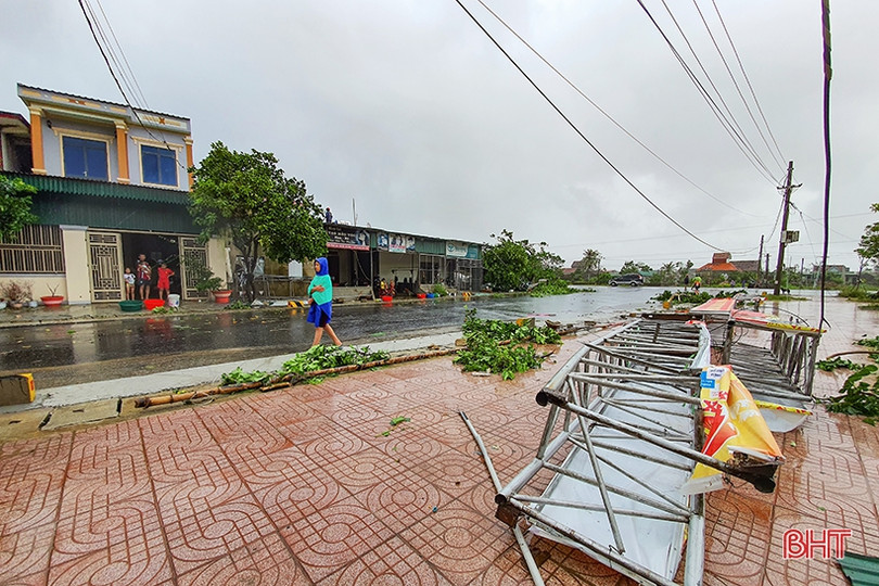 Lốc “quét” 2 phút, gãy cột viễn thông, 93 nhà dân tốc mái ở xã biển Hà Tĩnh