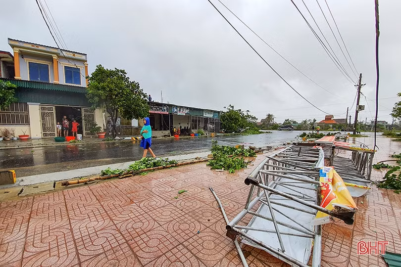 Lốc “quét” 2 phút, gãy cột viễn thông, 93 nhà dân tốc mái ở xã biển Hà Tĩnh