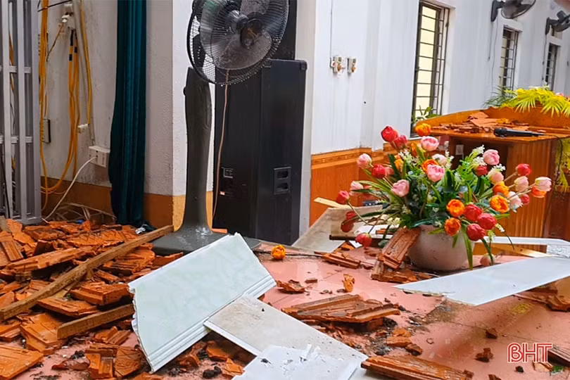 Lốc “quét” 2 phút, gãy cột viễn thông, 93 nhà dân tốc mái ở xã biển Hà Tĩnh