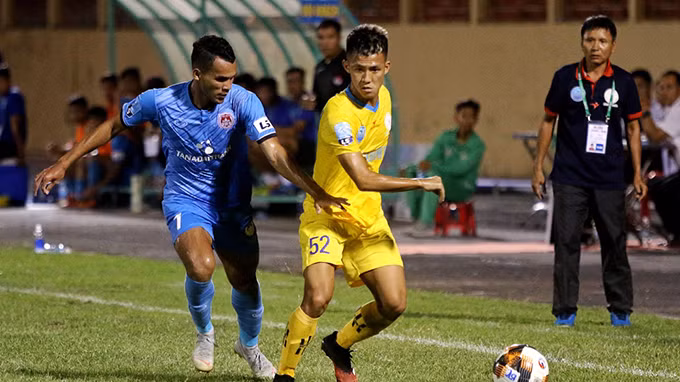 Cầu thủ Sanna Khánh Hòa bỏ tập vì bị nợ lương, lót tay