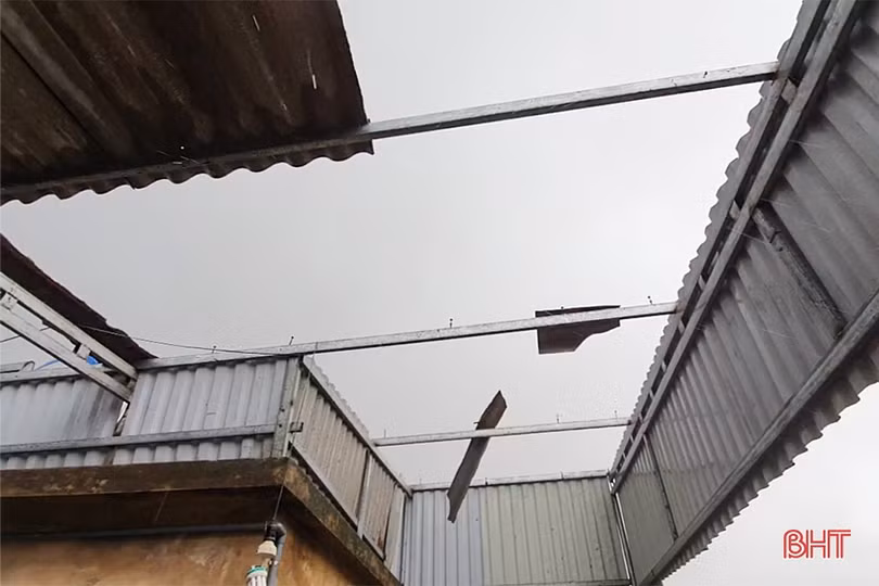 Lốc “quét” 2 phút, gãy cột viễn thông, 93 nhà dân tốc mái ở xã biển Hà Tĩnh