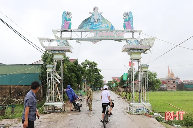 Mưa lớn kèm lốc xoáy khiến 21 hộ dân ở Thạch Hà bị tốc mái, gần 20 ha rau màu bị ngập