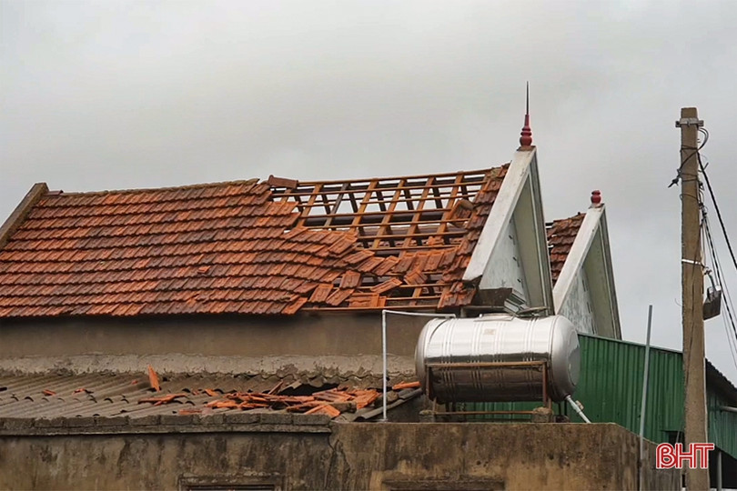 Lốc “quét” 2 phút, gãy cột viễn thông, 93 nhà dân tốc mái ở xã biển Hà Tĩnh