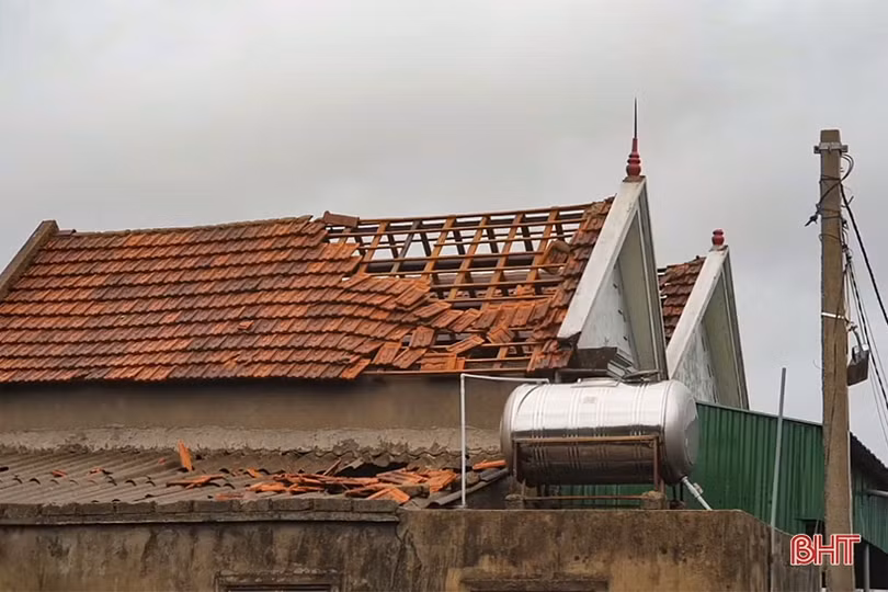 Lốc “quét” 2 phút, gãy cột viễn thông, 93 nhà dân tốc mái ở xã biển Hà Tĩnh
